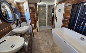Mala Anglia Deluxe Rooms & Spa